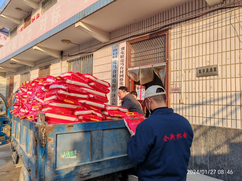 公司給亮馬台村的老人發春節（jiē）福利